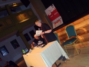 Ewa Lipska und Artur Fryz beim Literaturfestival in Kutno Im Hintergrund Vors. Des Schriftstellerverbandes Sergiusz Wachowiak