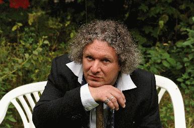 Seine Werke sind musikalisch inspiriert: Der Autor und Gitarrist Thomas Kunst. Foto: Mayjia Gille