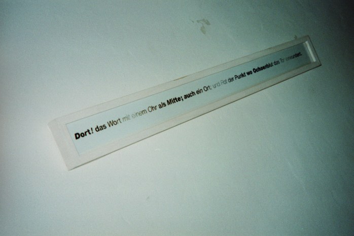 Dort! das Wort mit einem Ohr als Mitte; auch ein Ort; und Rot der Punkt wo Ochsenblut das Tor verwundert.