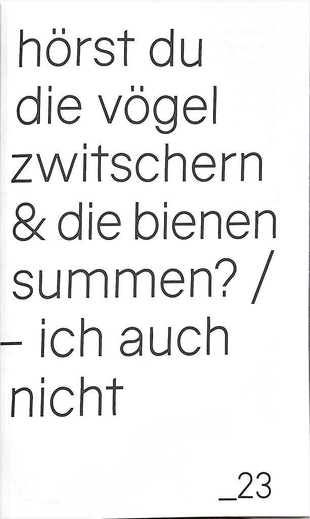 Typografisch gestaltete Gedichtseite von Martin Piekar mit groß gesetztem Text „hörst du die vögel zwitschern & die bienen summen?“.
