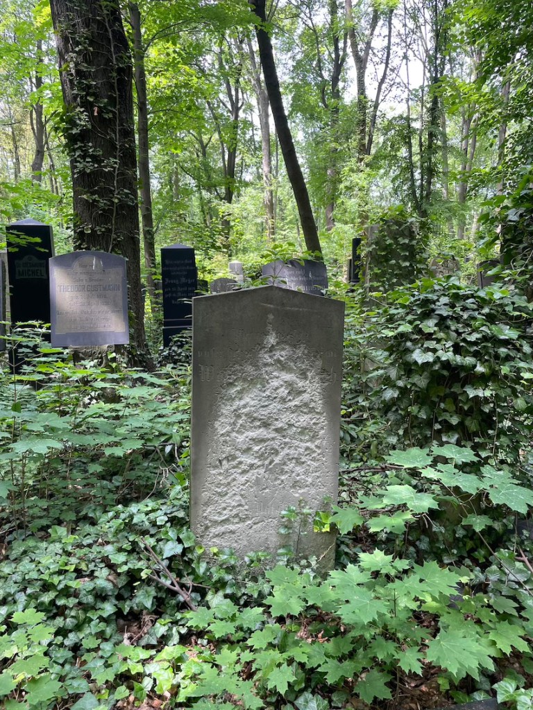 Geschändeter Grabstein