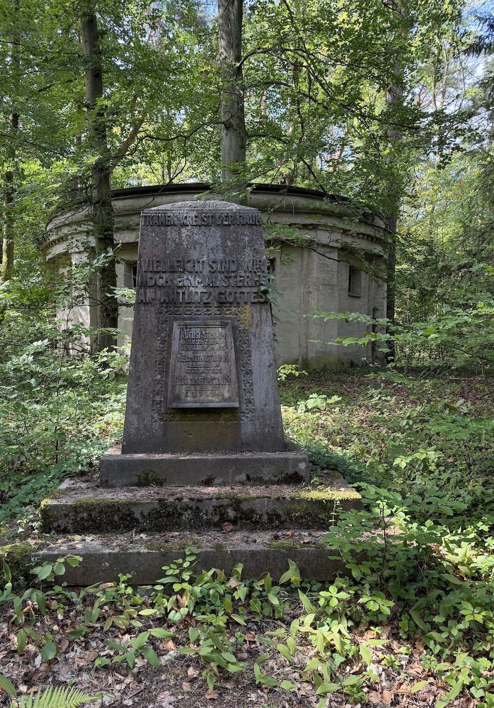 Auf dem Grabstein stehen Zeilen des Dichters August Stramm